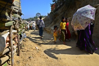 Rohingya mültecileri Ukhia, Cox 's Bazar, Bangladeş' teki Balukhali mülteci kampında yürüyorlar. Şubat 02, 201