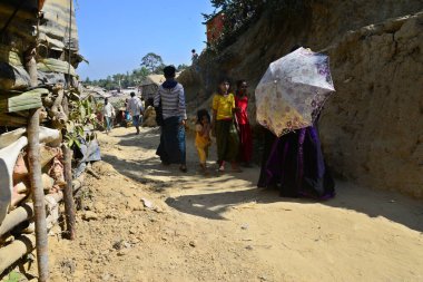 Rohingya mültecileri Ukhia, Cox 's Bazar, Bangladeş' teki Balukhali mülteci kampında yürüyorlar. Şubat 02, 201