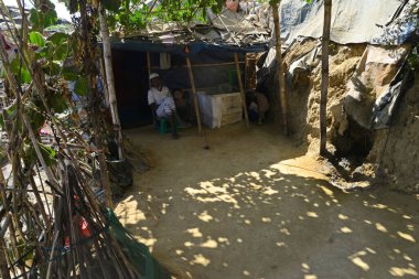 Rohingya mültecileri, Ukhia 'daki Balukhali mülteci kampı, Cox' s Bazar, Bangladeş 'teki evlerinin önünde fotoğraf için poz veriyorlar. Şubat 02, 2019