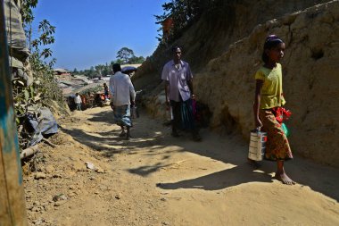 Rohingya mültecileri Ukhia, Cox 's Bazar, Bangladeş' teki Balukhali mülteci kampında yürüyorlar. Şubat 02, 201