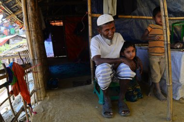 Rohingya mültecileri, Ukhia 'daki Balukhali mülteci kampı, Cox' s Bazar, Bangladeş 'teki evlerinin önünde fotoğraf için poz veriyorlar. Şubat 02, 2019