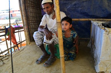 Rohingya mültecileri, Ukhia 'daki Balukhali mülteci kampı, Cox' s Bazar, Bangladeş 'teki evlerinin önünde fotoğraf için poz veriyorlar. Şubat 02, 2019
