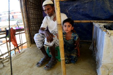 Rohingya mültecileri, Ukhia 'daki Balukhali mülteci kampı, Cox' s Bazar, Bangladeş 'teki evlerinin önünde fotoğraf için poz veriyorlar. Şubat 02, 2019
