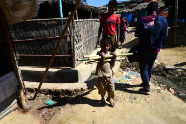Rohingya mültecileri Ukhia, Cox 's Bazar, Bangladeş' teki Balukhali mülteci kampında yürüyorlar. Şubat 02, 201