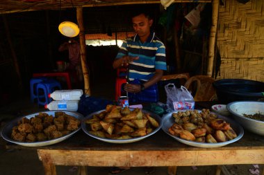 Bir Rohingya mülteci esnafı 2 Şubat 2019 'da Ukhia, Cox' s Bazar, Bangladeş 'teki Balukhali mülteci kampında müşteri bekliyor. 