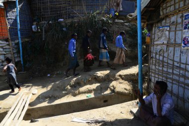 Rohingya mültecileri Ukhia, Cox 's Bazar, Bangladeş' teki Balukhali mülteci kampında yürüyorlar. Şubat 02, 201
