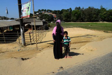 Rohingya mültecileri Ukhia, Cox 's Bazar, Bangladeş' teki Balukhali mülteci kampında yürüyorlar. Şubat 02, 201