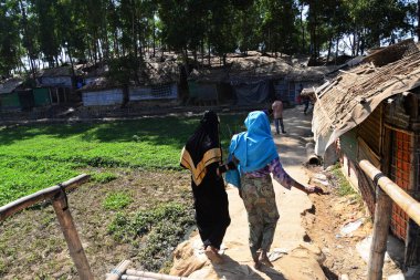 Rohingya mültecileri Ukhia, Cox 's Bazar, Bangladeş' teki Balukhali mülteci kampında yürüyorlar. Şubat 02, 201