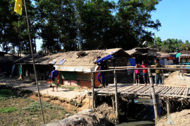 Rohingya mültecileri Ukhia, Cox 's Bazar, Bangladeş' teki Balukhali mülteci kampında yürüyorlar. Şubat 02, 201