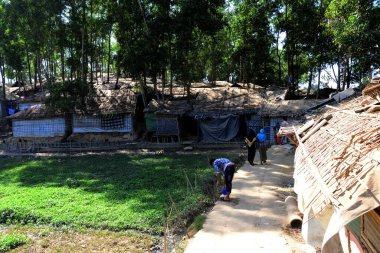Rohingya mültecileri Ukhia, Cox 's Bazar, Bangladeş' teki Balukhali mülteci kampında yürüyorlar. Şubat 02, 201