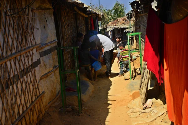 Rohingya mültecileri Ukhia, Cox 's Bazar, Bangladeş' teki Balukhali mülteci kampında yürüyorlar. Şubat 02, 201