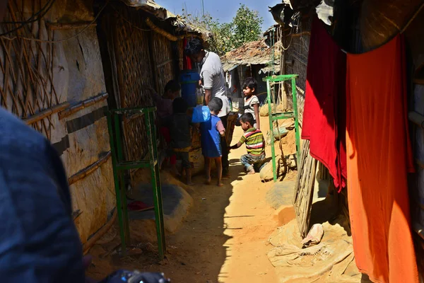 Rohingya mültecileri Ukhia, Cox 's Bazar, Bangladeş' teki Balukhali mülteci kampında yürüyorlar. Şubat 02, 201