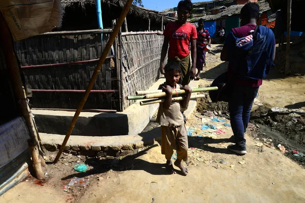 Rohingya mültecileri Ukhia, Cox 's Bazar, Bangladeş' teki Balukhali mülteci kampında yürüyorlar. Şubat 02, 201
