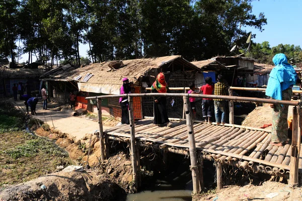 Refugiados Rohingya Que Caminan Campo Refugiados Balukhali Ukhia Cox Bazar — Foto de Stock