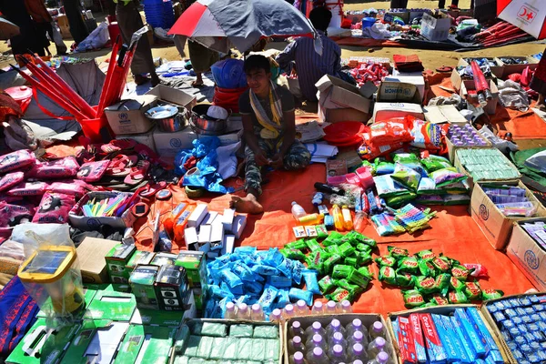 Rohingya Refugee Shopkeeper Waits Sale Products Set Temporary Business Marketplace — Stock Photo, Image
