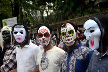 9 Ekim 2020 'de Dhaka' da Ulusal Basın Kulübü önünde Noakhali ilçesinde bir kadına toplu tecavüz ve işkence yapılmasını protesto eden Bangladeş 'in Geleceği eylemcisi maske takıyor.