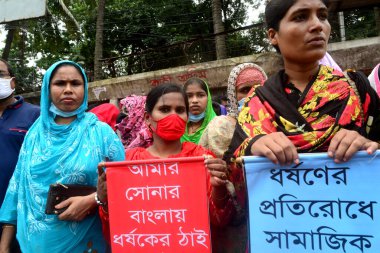 9 Ekim 2020 'de Noakhali, Dhaka' da bir kadına toplu tecavüz ve işkence yapıldığı iddia edilen bir kadını protesto eden işçiler pankartı kaldırdı.