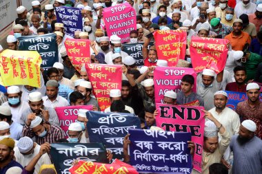 İslam partilerinin aktivistleri, 9 Ekim 2020 'de Bangladeş' in Dhaka kentindeki Ulusal Basın Kulübü önünde, Noakhali 'nin güney bölgesinde bir kadına toplu tecavüz ve işkence yapıldığı iddialarına karşı Jumma namazı sonrasında protesto yürüyüşü düzenlediler.