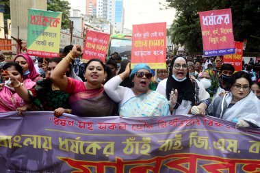 10 Ekim 2020 'de Dhaka' da Ulusal Basın Kulübü önünde Noakhali ilçesinde bir kadına toplu tecavüz ve işkence iddialarına karşı çok sayıda örgüt protesto düzenledi.. 