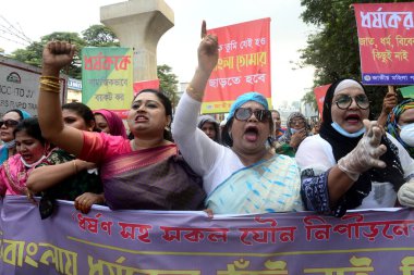 10 Ekim 2020 'de Dhaka' da Ulusal Basın Kulübü önünde Noakhali ilçesinde bir kadına toplu tecavüz ve işkence iddialarına karşı çok sayıda örgüt protesto düzenledi.. 