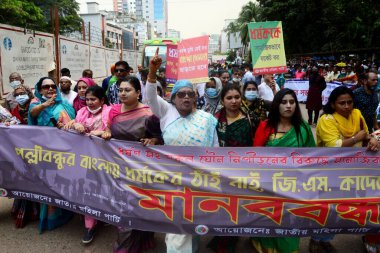 10 Ekim 2020 'de Dhaka' da Ulusal Basın Kulübü önünde Noakhali ilçesinde bir kadına toplu tecavüz ve işkence iddialarına karşı çok sayıda örgüt protesto düzenledi.. 