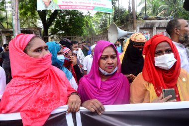 10 Ekim 2020 'de Dhaka' da Ulusal Basın Kulübü önünde Noakhali ilçesinde bir kadına toplu tecavüz ve işkence iddialarına karşı çok sayıda örgüt protesto düzenledi.. 