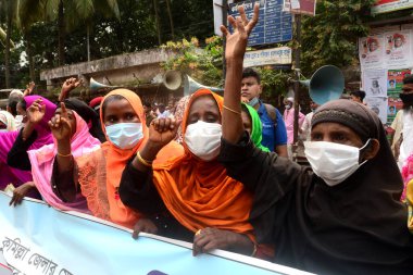 10 Ekim 2020 'de Dhaka' da Ulusal Basın Kulübü önünde Noakhali ilçesinde bir kadına toplu tecavüz ve işkence iddialarına karşı çok sayıda örgüt protesto düzenledi.. 