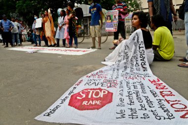 10 Ekim 2020 'de Dhaka' nın Noakhali ilçesinde bir kadına toplu tecavüz ve işkence yapıldığı iddiasıyla protesto sırasında sari yazılı tecavüz sloganı taşıyan Öğrenci Birliği eylemcisi. 