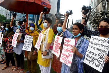 Bangladeşli kadın fotoğrafçılar, 11 Ekim 202 'de Bangladeş' in Dhaka ilçesinde Noakhali ilçesinde bir kadına toplu tecavüz ve işkence yapıldığı iddia edilen bir kadına karşı kameralarıyla protesto yürüyüşü düzenlediler.