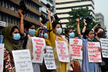 Bangladeşli kadın fotoğrafçılar, 11 Ekim 202 'de Bangladeş' in Dhaka ilçesinde Noakhali ilçesinde bir kadına toplu tecavüz ve işkence yapıldığı iddia edilen bir kadına karşı kameralarıyla protesto yürüyüşü düzenlediler.