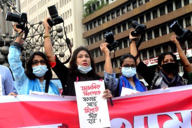 Bangladeşli kadın fotoğrafçılar, 11 Ekim 202 'de Bangladeş' in Dhaka ilçesinde Noakhali ilçesinde bir kadına toplu tecavüz ve işkence yapıldığı iddia edilen bir kadına karşı kameralarıyla protesto yürüyüşü düzenlediler.