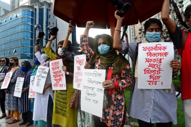 Bangladeşli kadın fotoğrafçılar, 11 Ekim 202 'de Bangladeş' in Dhaka ilçesinde Noakhali ilçesinde bir kadına toplu tecavüz ve işkence yapıldığı iddia edilen bir kadına karşı kameralarıyla protesto yürüyüşü düzenlediler.