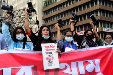 Bangladeşli kadın fotoğrafçılar, 11 Ekim 202 'de Bangladeş' in Dhaka ilçesinde Noakhali ilçesinde bir kadına toplu tecavüz ve işkence yapıldığı iddia edilen bir kadına karşı kameralarıyla protesto yürüyüşü düzenlediler.