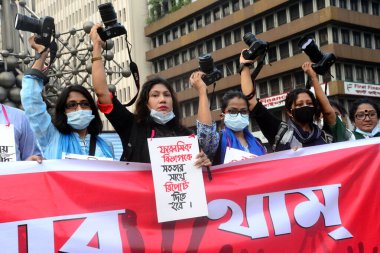 Bangladeşli kadın fotoğrafçılar, 11 Ekim 202 'de Bangladeş' in Dhaka ilçesinde Noakhali ilçesinde bir kadına toplu tecavüz ve işkence yapıldığı iddia edilen bir kadına karşı kameralarıyla protesto yürüyüşü düzenlediler.