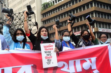 Bangladeşli kadın fotoğrafçılar, 11 Ekim 202 'de Bangladeş' in Dhaka ilçesinde Noakhali ilçesinde bir kadına toplu tecavüz ve işkence yapıldığı iddia edilen bir kadına karşı kameralarıyla protesto yürüyüşü düzenlediler.