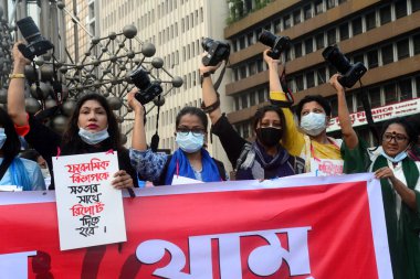 Bangladeşli kadın fotoğrafçılar, 11 Ekim 202 'de Bangladeş' in Dhaka ilçesinde Noakhali ilçesinde bir kadına toplu tecavüz ve işkence yapıldığı iddia edilen bir kadına karşı kameralarıyla protesto yürüyüşü düzenlediler.