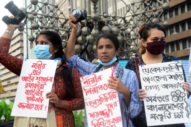 Bangladeşli kadın fotoğrafçılar, 11 Ekim 202 'de Bangladeş' in Dhaka ilçesinde Noakhali ilçesinde bir kadına toplu tecavüz ve işkence yapıldığı iddia edilen bir kadına karşı kameralarıyla protesto yürüyüşü düzenlediler.