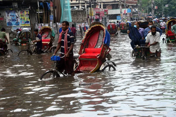 バングラデシュでは 2020年10月12日に自動車が運転を試み 市民が水の中を歩いています 豪雨によりダッカ市のほとんどの地域で極端な水の伐採が発生した — ストック写真