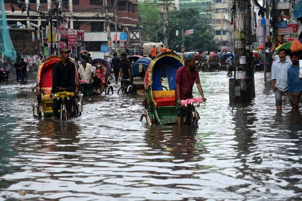 バングラデシュでは 2020年10月14日に自動車が運転を試み 市民が水の中を歩いています 豪雨により バングラデシュのダッカ市のほとんどの地域で極端な水の伐採が発生した 道路が水没し — ストック写真