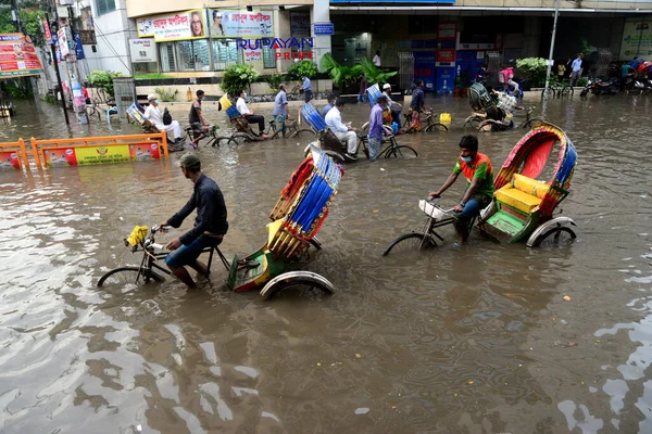 Veículos Tentam Dirigir Cidadãos Estão Caminhando Pelas Ruas Dhaka Bangladesh — Fotografia de Stock