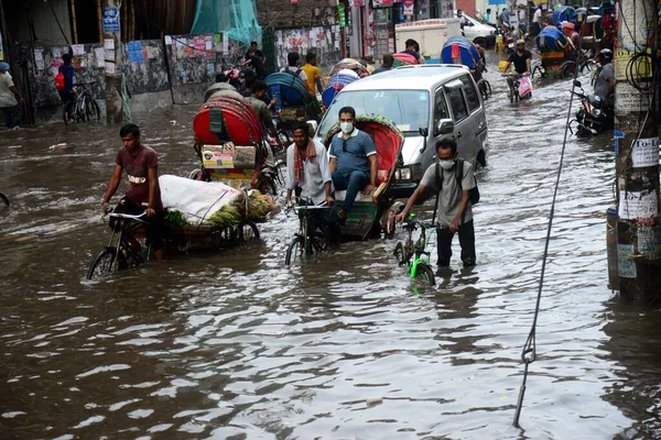 2020年10月14日 汽车试开 公民们正在孟加拉国的达卡街道上行走 暴雨在孟加拉国达卡市的大部分地区造成了极端的水涝 道路被淹没进行旅行 — 图库照片