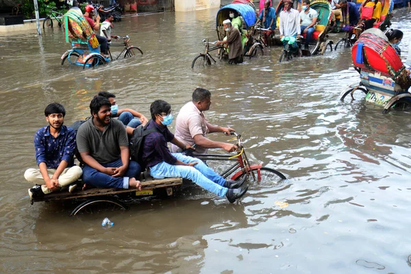 Veículos Tentam Dirigir Cidadãos Estão Caminhando Pelas Ruas Dhaka Bangladesh — Fotografia de Stock