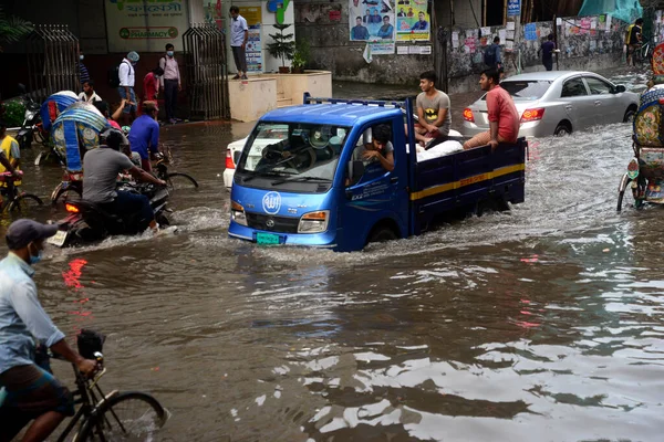 Veículos Tentam Dirigir Cidadãos Estão Caminhando Pelas Ruas Dhaka Bangladesh — Fotografia de Stock