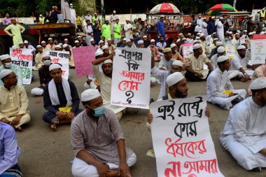 İslami Shasantantra Chhatra Andolan aktivistleri, 15 Ekim 202 'de Dhaka' daki Ulusal Basın Kulübü önünde Noakhali ilçesinde bir kadına toplu tecavüz ve işkence yapıldığı iddialarını protesto ederken,