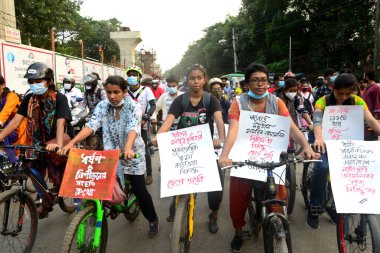Öğrenciler ve aktivistler, 15 Ekim 2020 'de Dhaka' da Ulusal Basın Kulübü önünde Noakhali ilçesinde bir kadına toplu tecavüz ve işkence yapılmasını protesto etmek için bisiklet yürüyüşü düzenlediler.