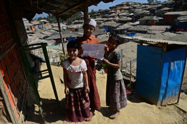 Rohingya mülteci çocukları Ukhia 'daki Balukhali mülteci kampının önünde, Cox' s Bazar, Bangladeş. Şubat 02, 201
