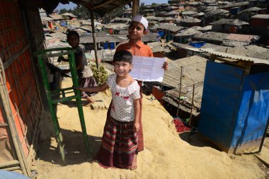Rohingya mülteci çocukları Ukhia 'daki Balukhali mülteci kampının önünde, Cox' s Bazar, Bangladeş. Şubat 02, 201