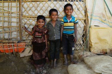 Rohingya mülteci çocukları Ukhia 'daki Balukhali mülteci kampında poz veriyorlar, Cox' s Bazar, Bangladeş. Şubat 02, 2019