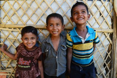 Rohingya mülteci çocukları Ukhia 'daki Balukhali mülteci kampında poz veriyorlar, Cox' s Bazar, Bangladeş. Şubat 02, 2019