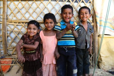 Rohingya mülteci çocukları Ukhia 'daki Balukhali mülteci kampında poz veriyorlar, Cox' s Bazar, Bangladeş. Şubat 02, 2019